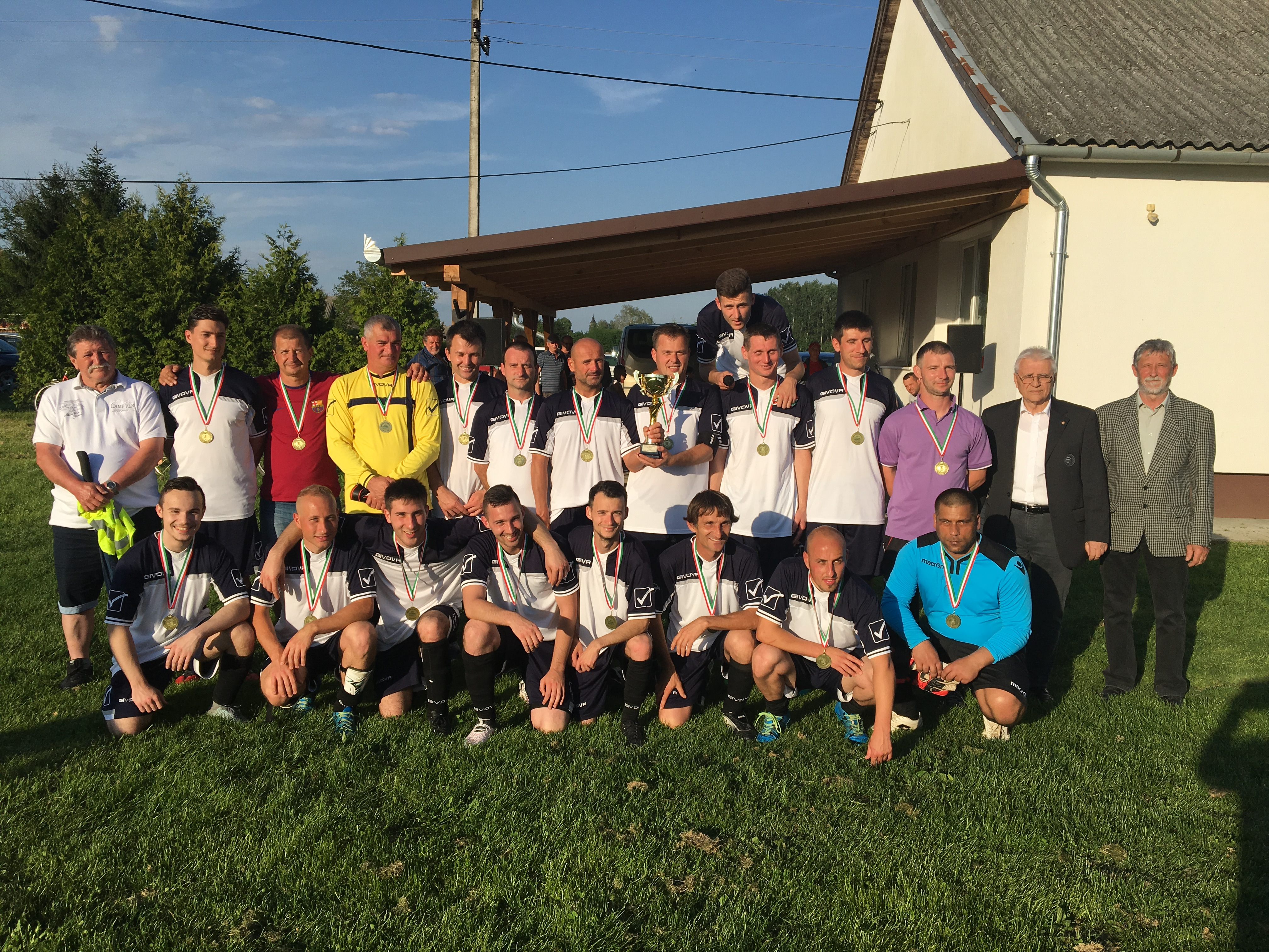 Csoportkép a 2019-es bajnokcsapat tagjairól